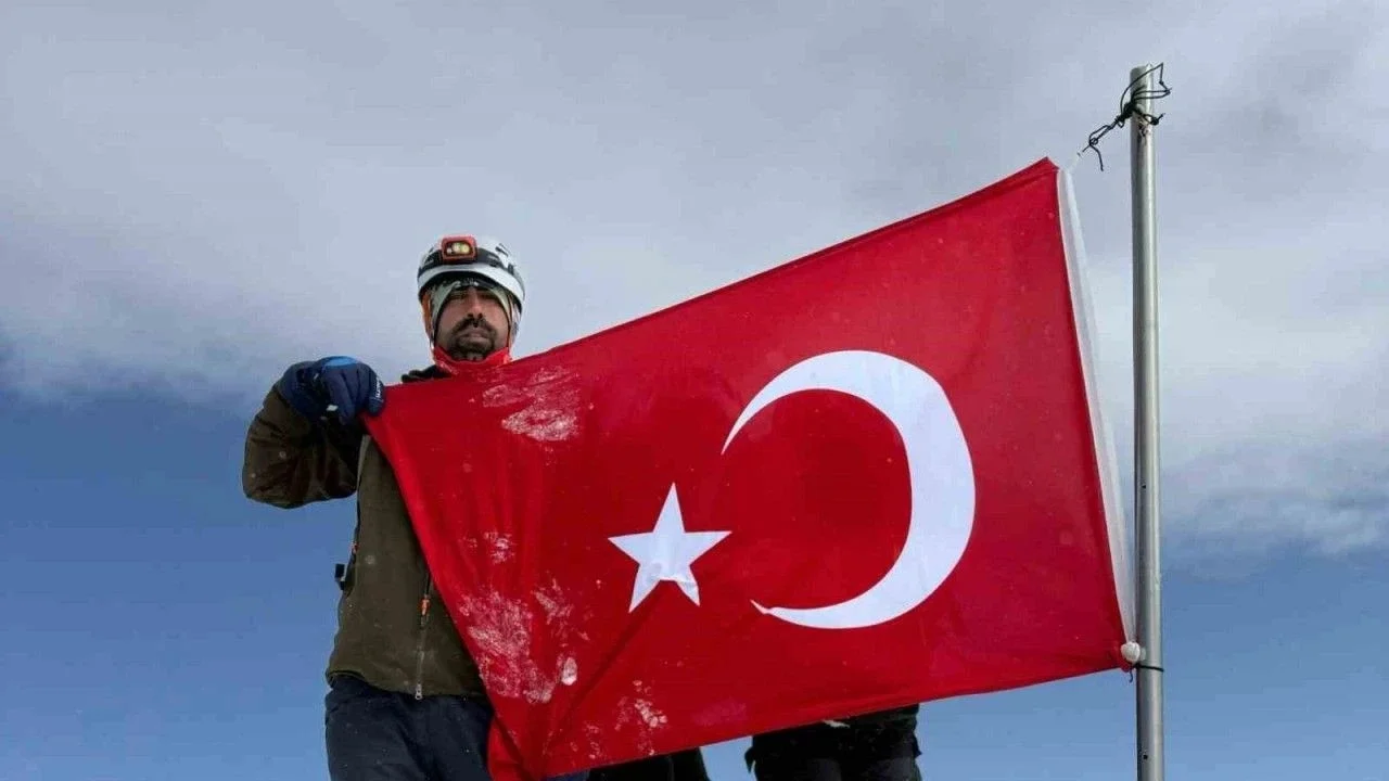 Elazığlı Dağcı, Karla Kaplı Erciyes Dağı’nın Zirvesine 13 Saatte Tırmandı